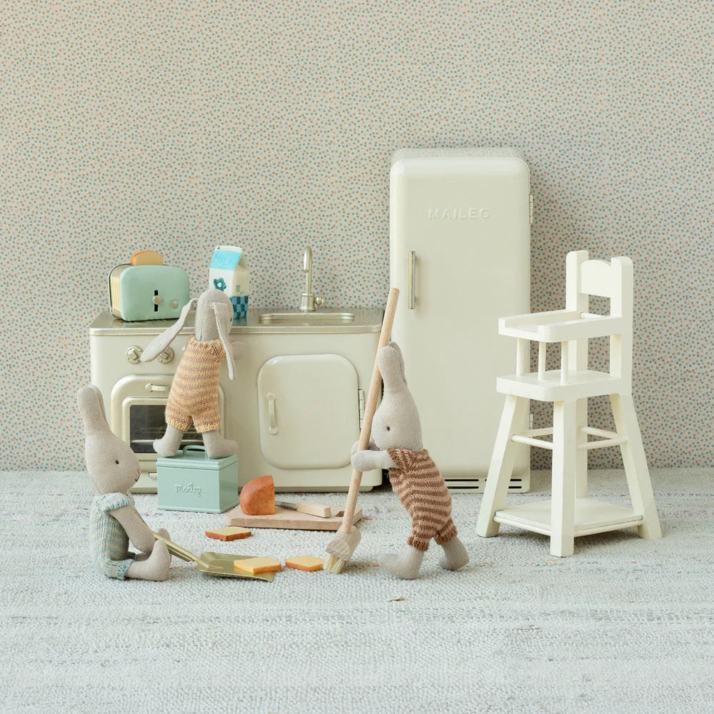 Bread box w. utensils
