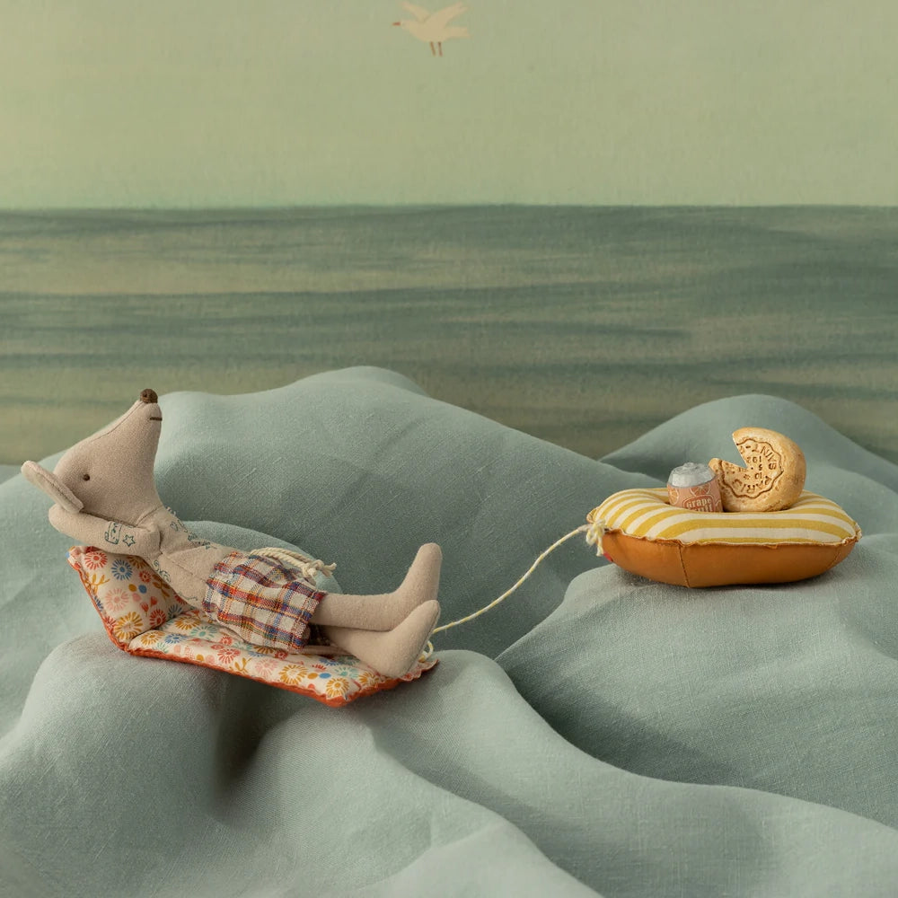 Beach mouse with air mattress, Dad - Flower