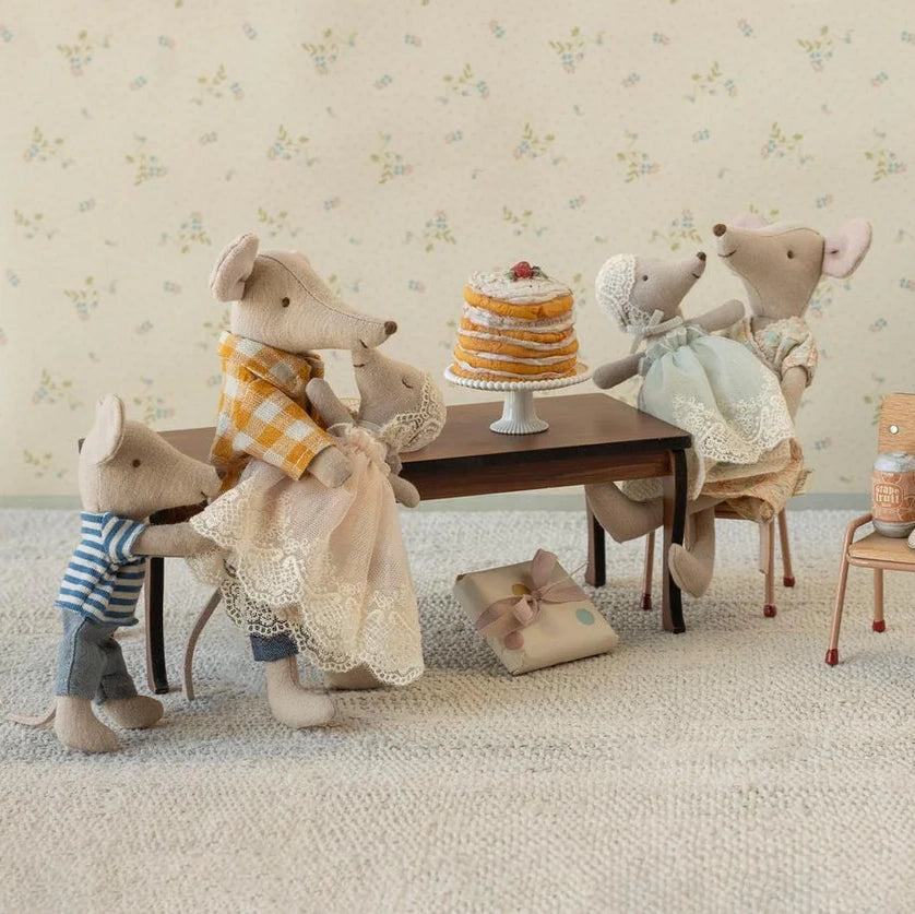 Baby mouse in gown - Powder