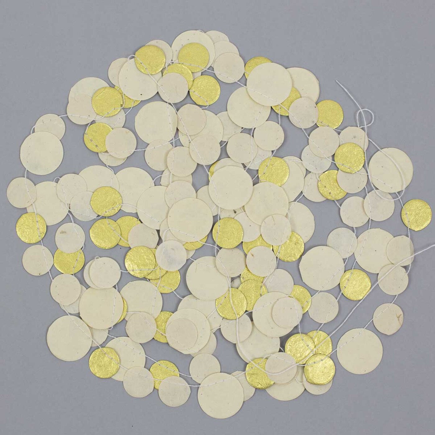 DOTS ON A STRING Garland, white/gold