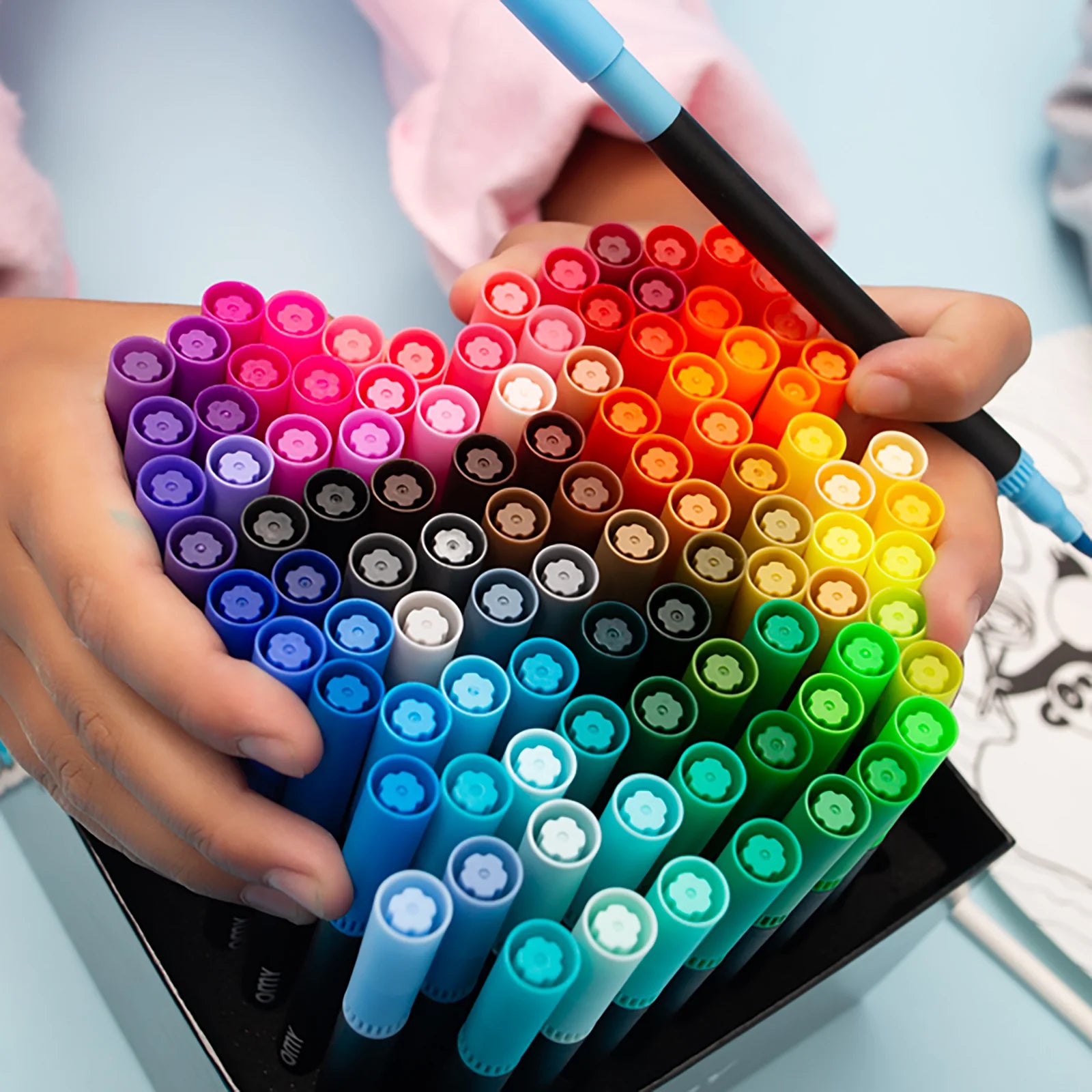 Box 100 colors Markers