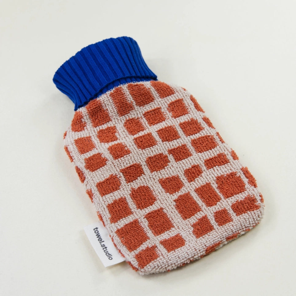 Bold Grid Hot Water Bottle | Barn | Small – 0,8 L