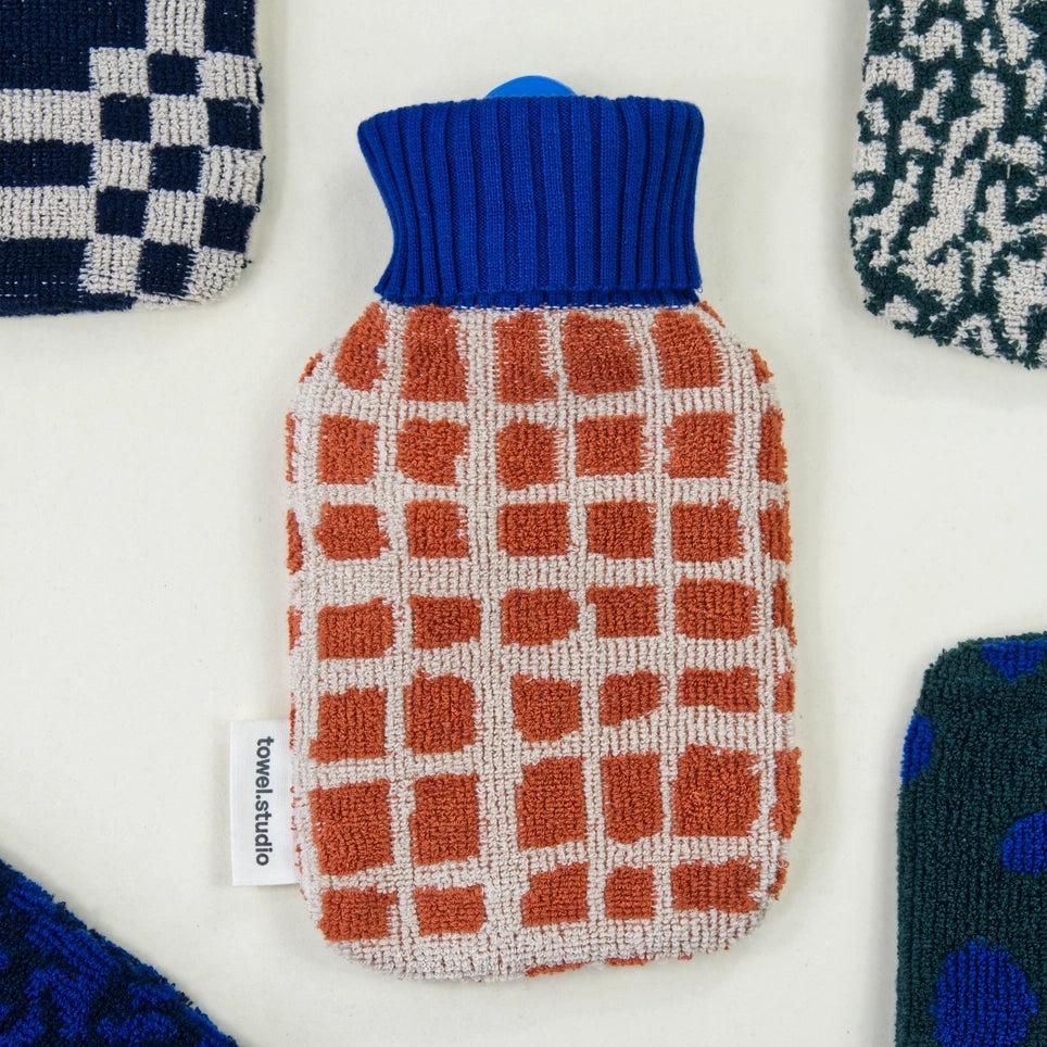 Bold Grid Hot Water Bottle | Barn | Small – 0,8 L