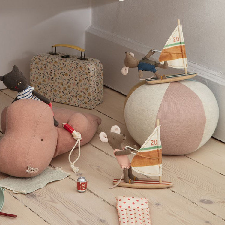 Beach mice, Surfer little sister