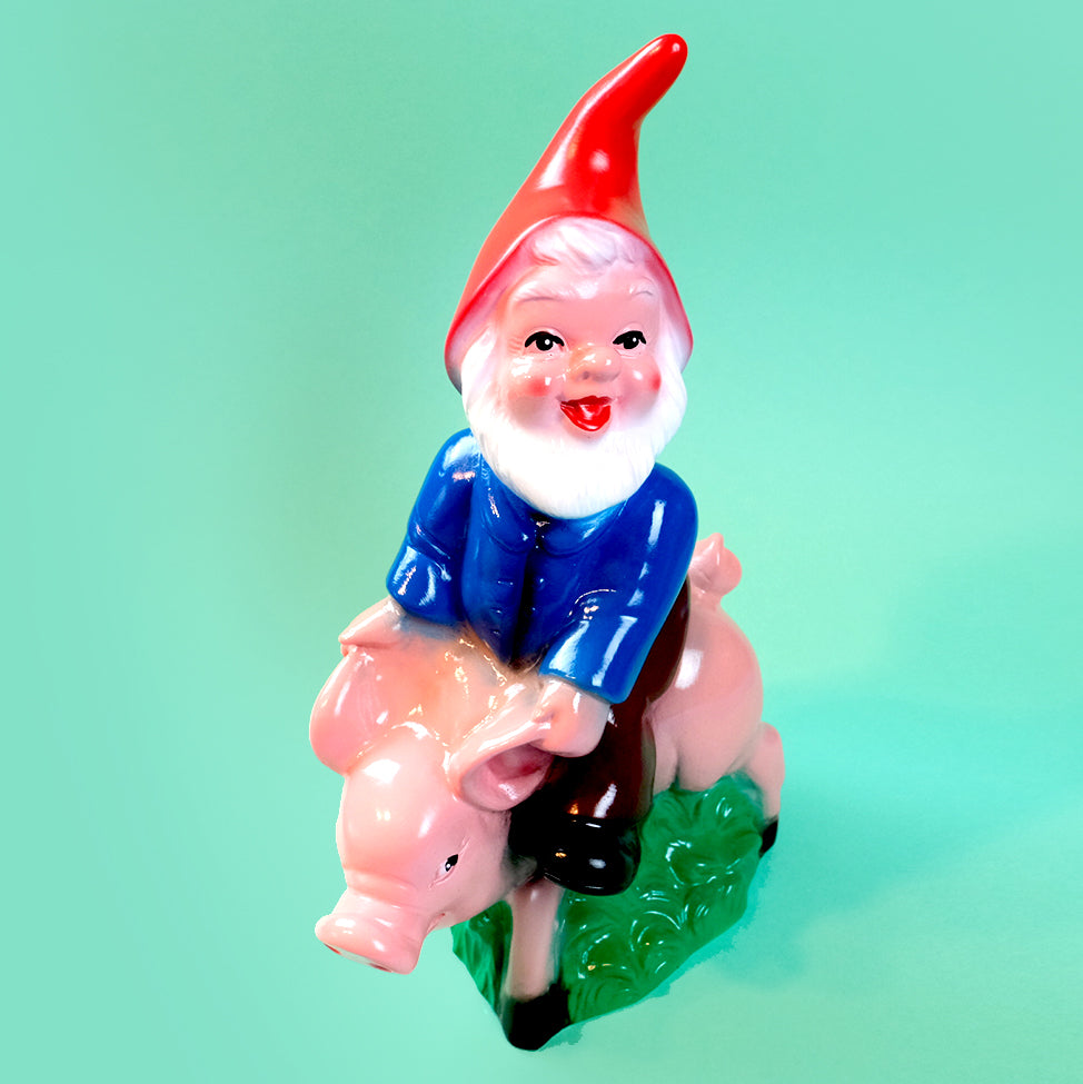 Garden gnome with Pig