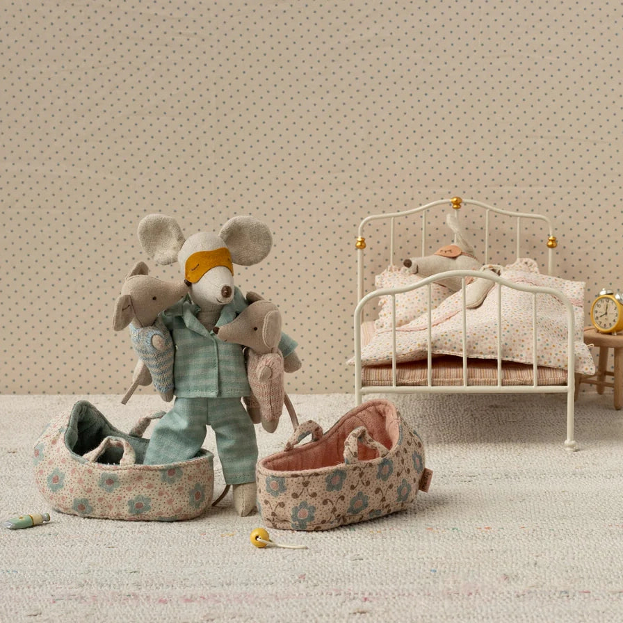 Baby mouse in carry cot - Rose