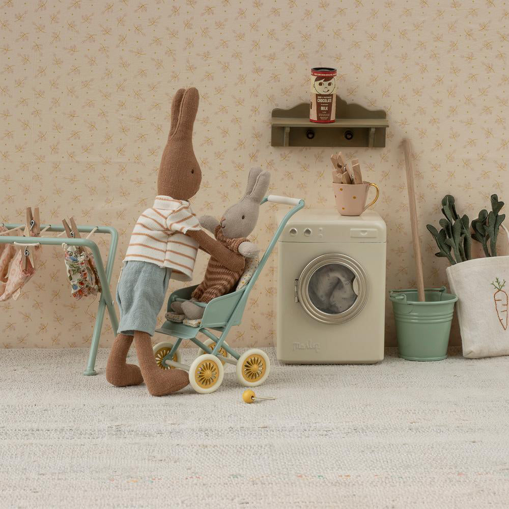 Miniature Regal, Rabbit Dollhouse