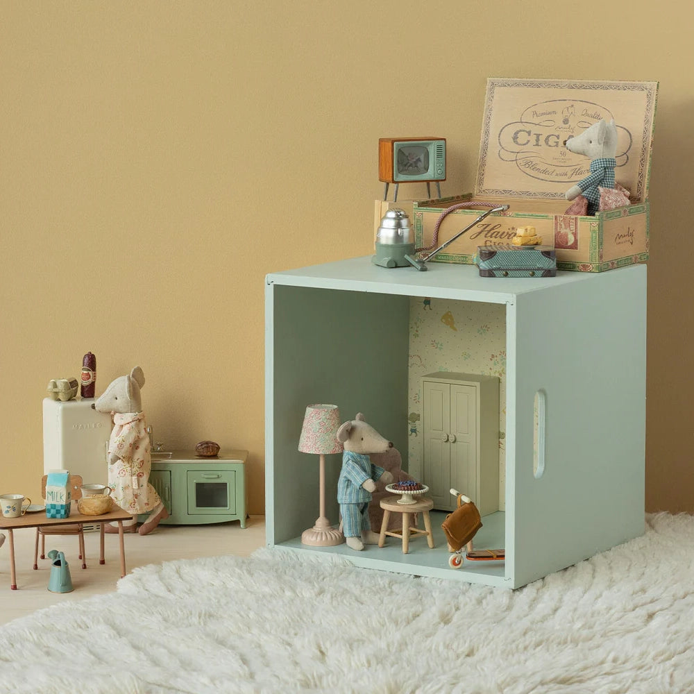 Grandma and grandpa mice in cigarbox