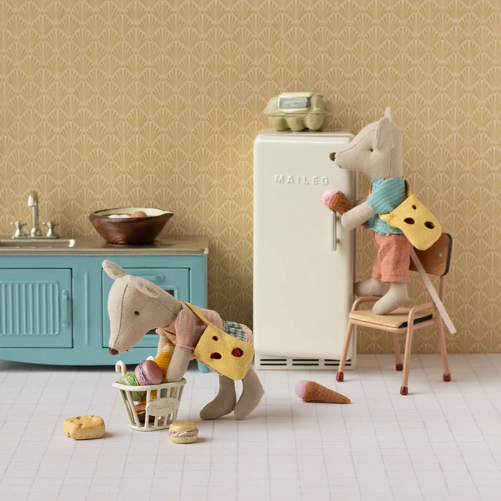 Clothes and bag, Little brother mouse
