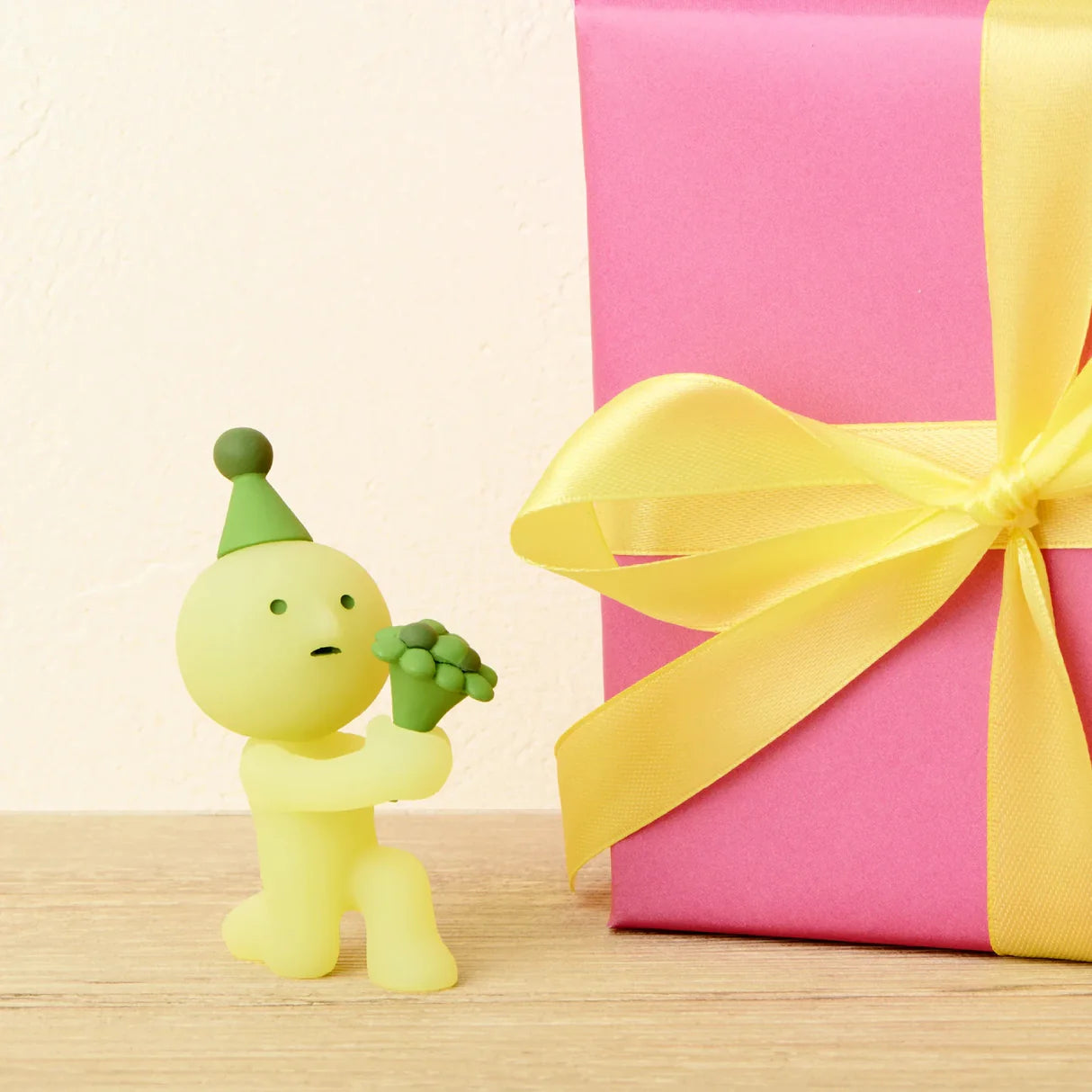 Smiski GLOW IN THE DARK (Blindbox) - Birthday (Available on 1 October)